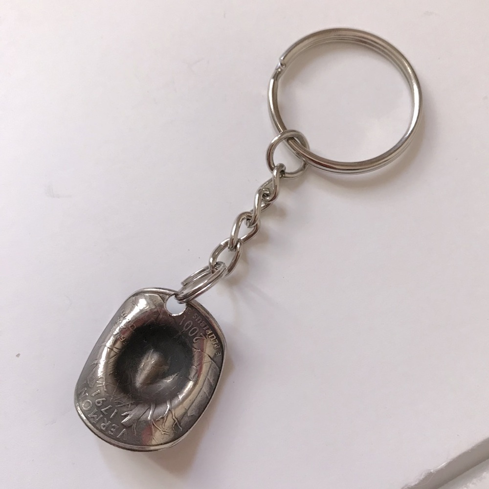 Handcrafted Rodeo Cowboy Cowgirl Hat 25 Cent Quarter Coin Keychain 2001 Vermont - Picture 3 of 9